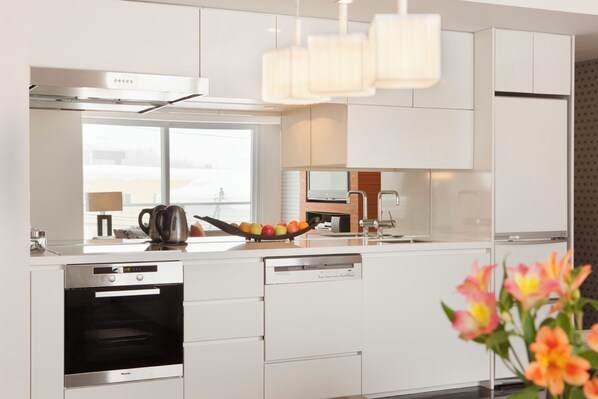 Refrigerador, microondas, placa de cocina, lavavajillas