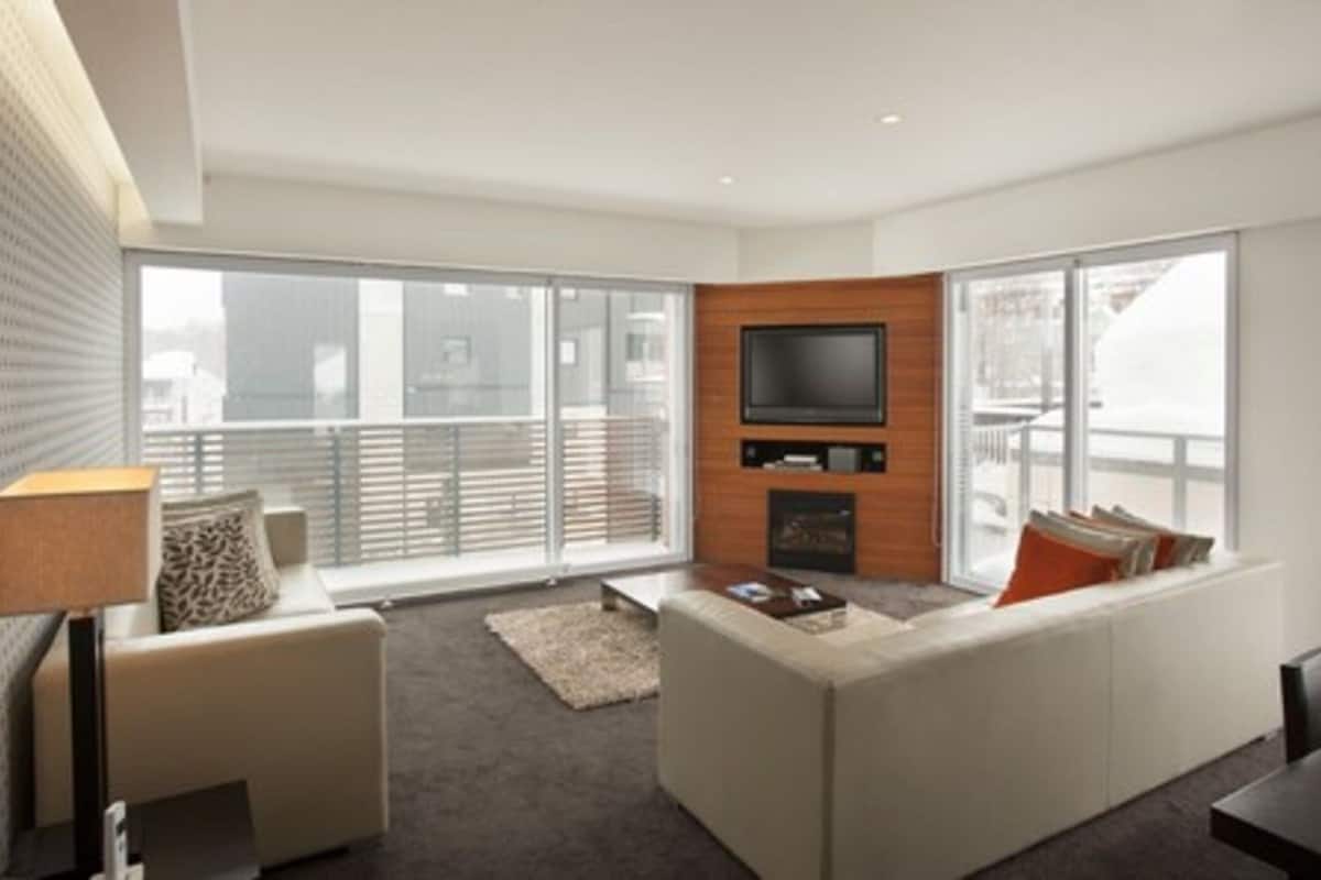 3 bedrooms, premium bedding, desk, iron/ironing board