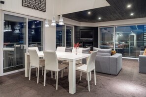 Premium-Penthouse, 3 Schlafzimmer, Nichtraucher | Essbereich im Zimmer