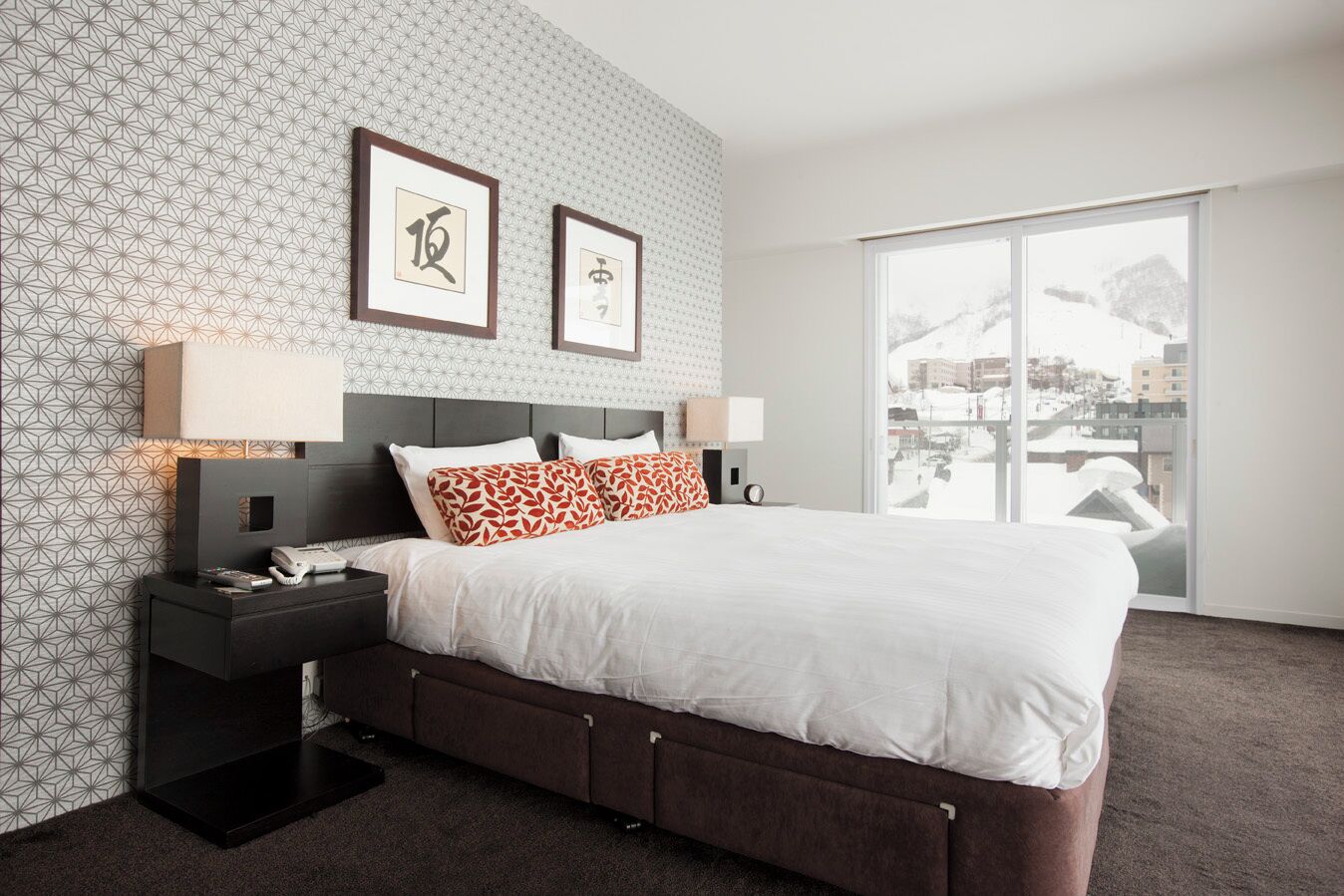 Biancheria da letto di alta qualità, una scrivania, ferro/asse da stiro