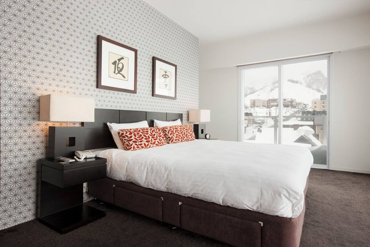 3 bedrooms, premium bedding, desk, iron/ironing board