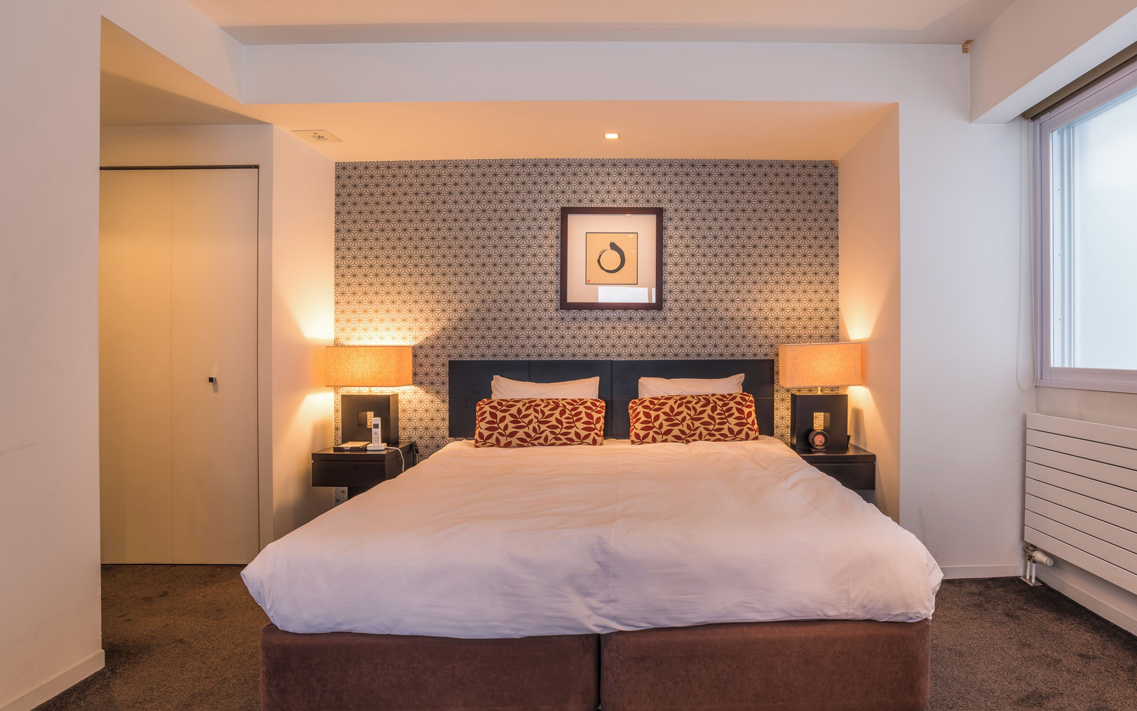 Premium bedding, desk, iron/ironing board, cots/infant beds