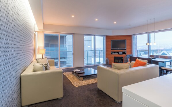 3 室のベッドルーム、高級寝具、デスク、アイロン / アイロン台