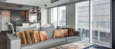 3ベッドルーム プレミア スイート | リビング エリア | 薄型テレビ