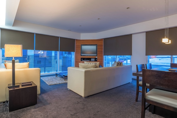 3 slaapkamers, luxe beddengoed, een bureau, een strijkplank/strijkijzer