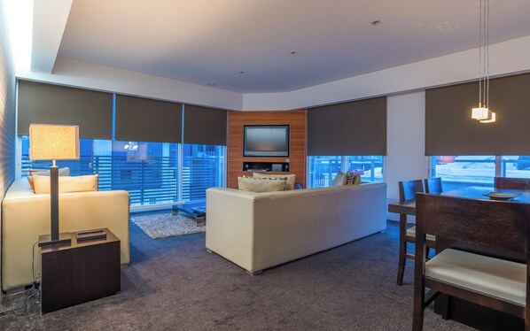 3 室のベッドルーム、高級寝具、デスク、アイロン / アイロン台