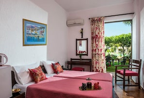 Habitación estándar con 2 camas individuales, vistas al jardín | Sistema de insonorización, tabla de planchar con plancha, wifi gratis