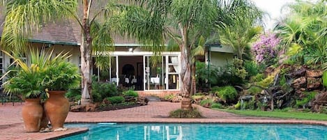 Ulkouima-allas, aurinkotuoleja