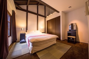 4 bedrooms, desk, iron/ironing board, free WiFi - Le Machiya Rokkaku Suite (Kyoto)