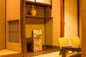 Living area - Le Machiya Rokkaku Suite (Kyoto)