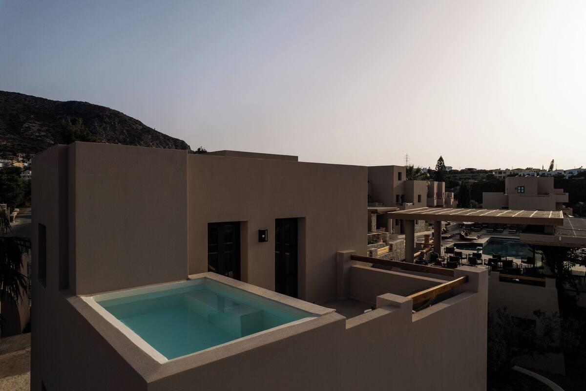 Nemea Private Pool | Safe på rommet, skrivebord for bærbar PC og blendingsgardiner