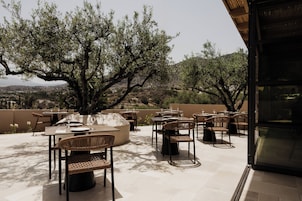 Breakfast, lunch, dinner served; Mediterranean cuisine