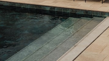 2 piscinas externas, funciona das 9h às 19h, guarda-sóis