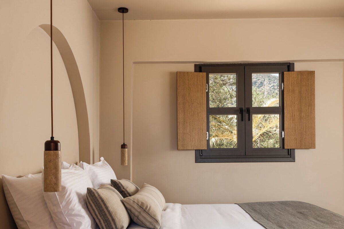 In-room safe, laptop workspace, blackout drapes, soundproofing
