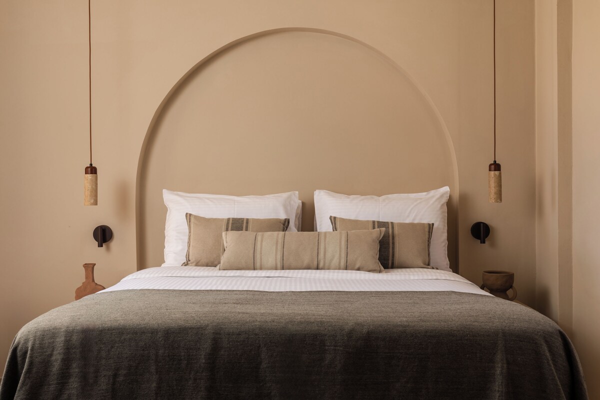 In-room safe, laptop workspace, blackout curtains, soundproofing