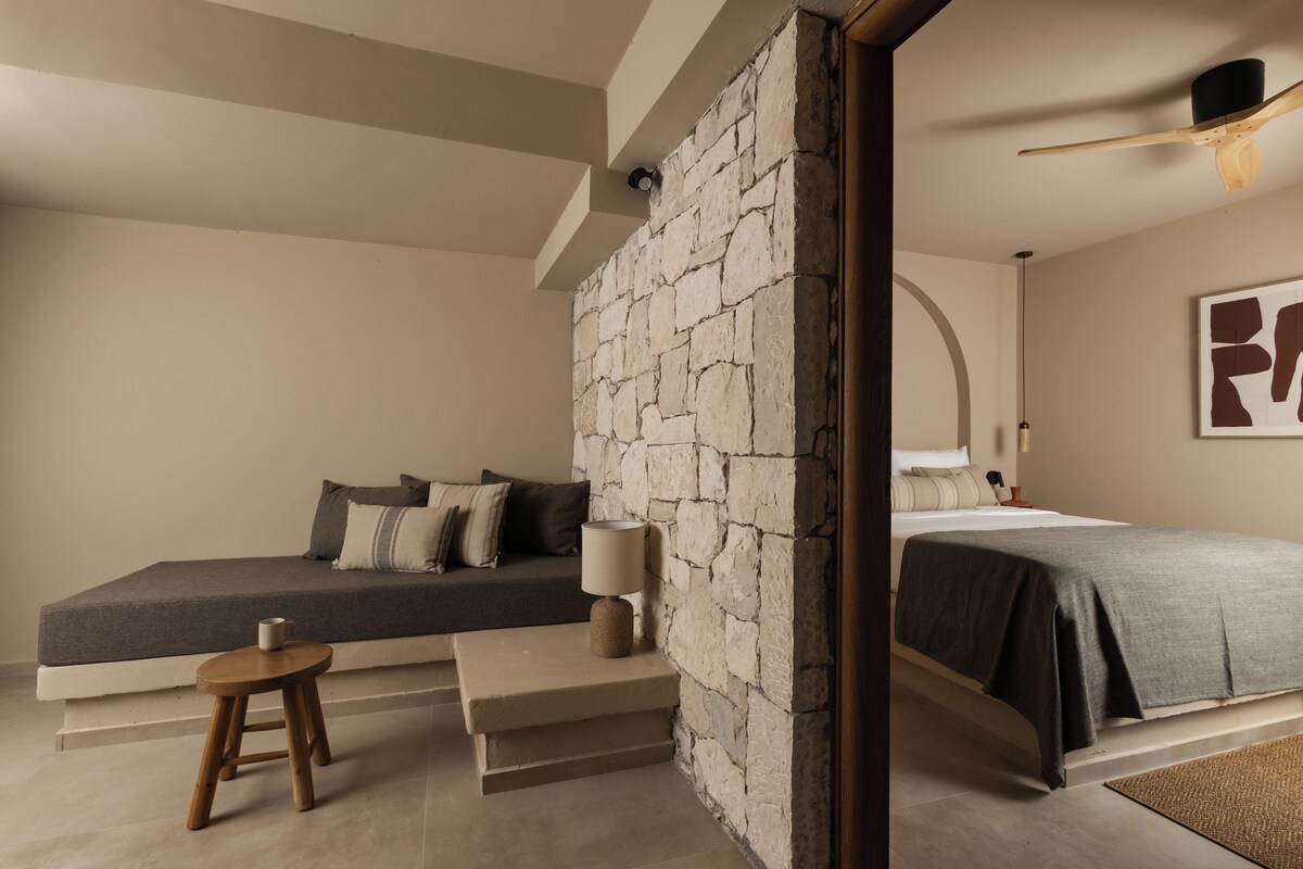 Superior Suite | Living area | 32-inch flat-screen TV with satellite channels