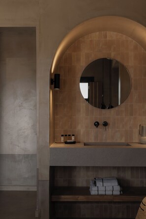 Shower, rainfall showerhead, free toiletries, hair dryer