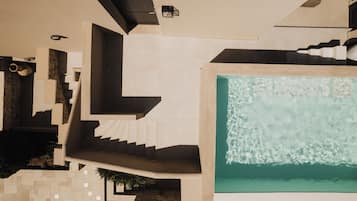 Dione Private Pool | Värdeförvaringsskåp på rummet och arbetsyta för laptop