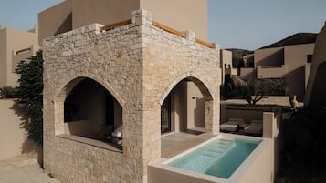 Tholos Private Pool | Una cassaforte in camera, postazione laptop, tende oscuranti