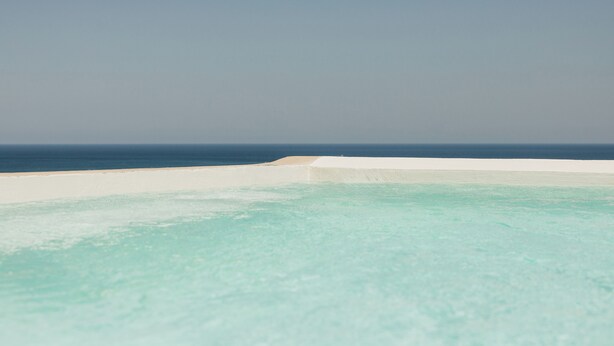 A clear view of a beach with a white sand area and turquoise water. - Momi Slow Living Hotel (Hersonissos)