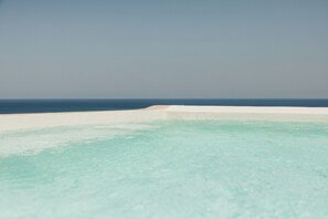 A clear view of a beach with a white sand area and turquoise water. - Momi Slow Living Hotel (Hersonissos)