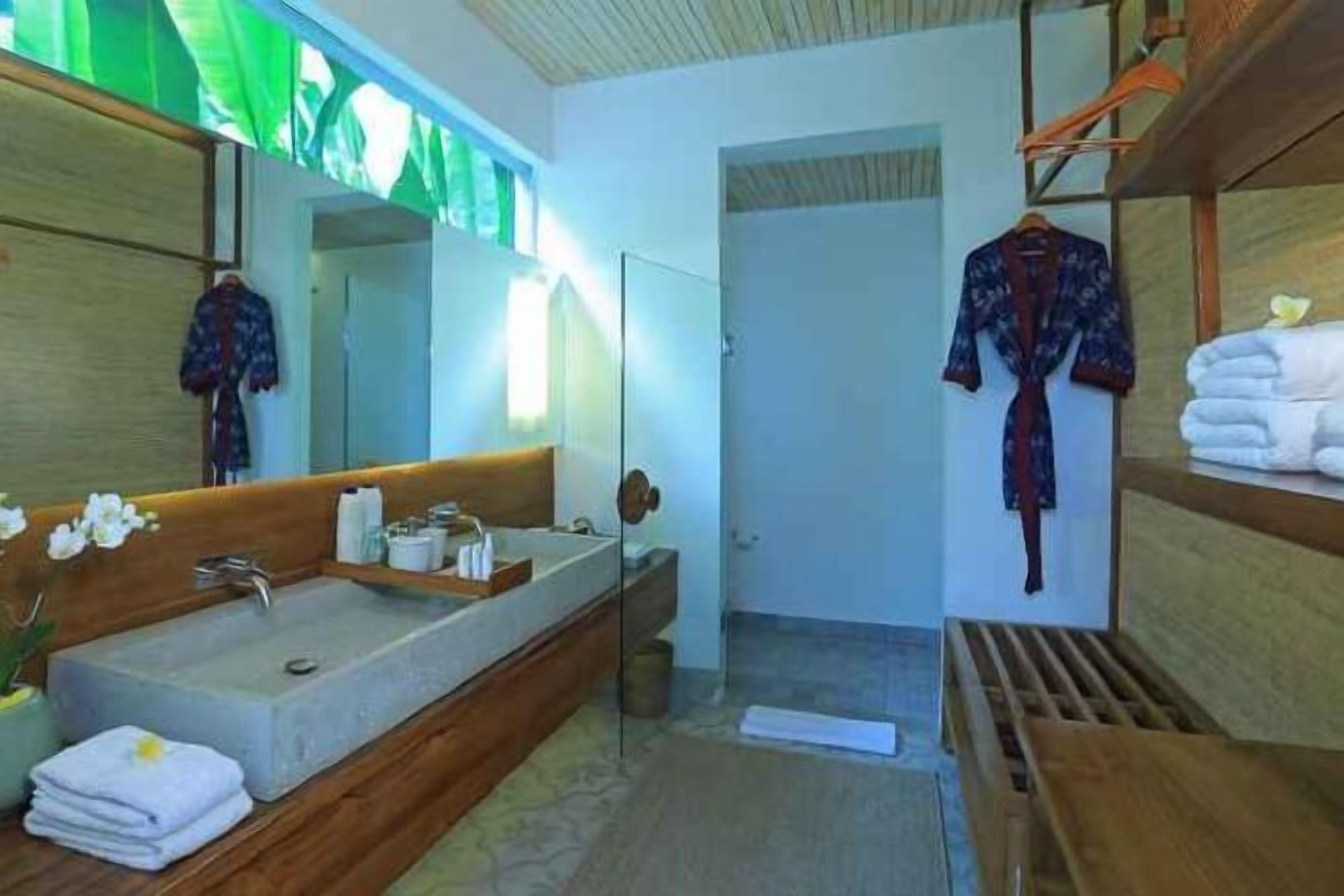 Kamar mandi | Perlengkapan mandi gratis, pengering rambut, jubah mandi, dan sandal