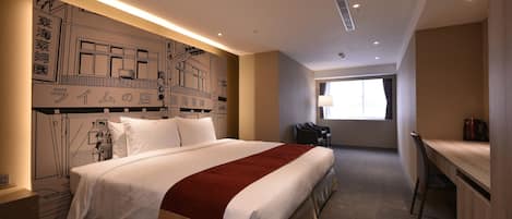 Habitación de hotel con una cama grande, un escritorio y una silla. Se ve una ventana con cortinas y una pared con un mural.