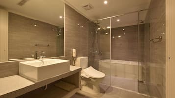 Bathtub dan shower terpisah, pengering rambut, sandal, dan handuk