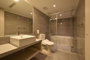 Bañera y ducha independientes, secador de pelo, zapatillas y toallas