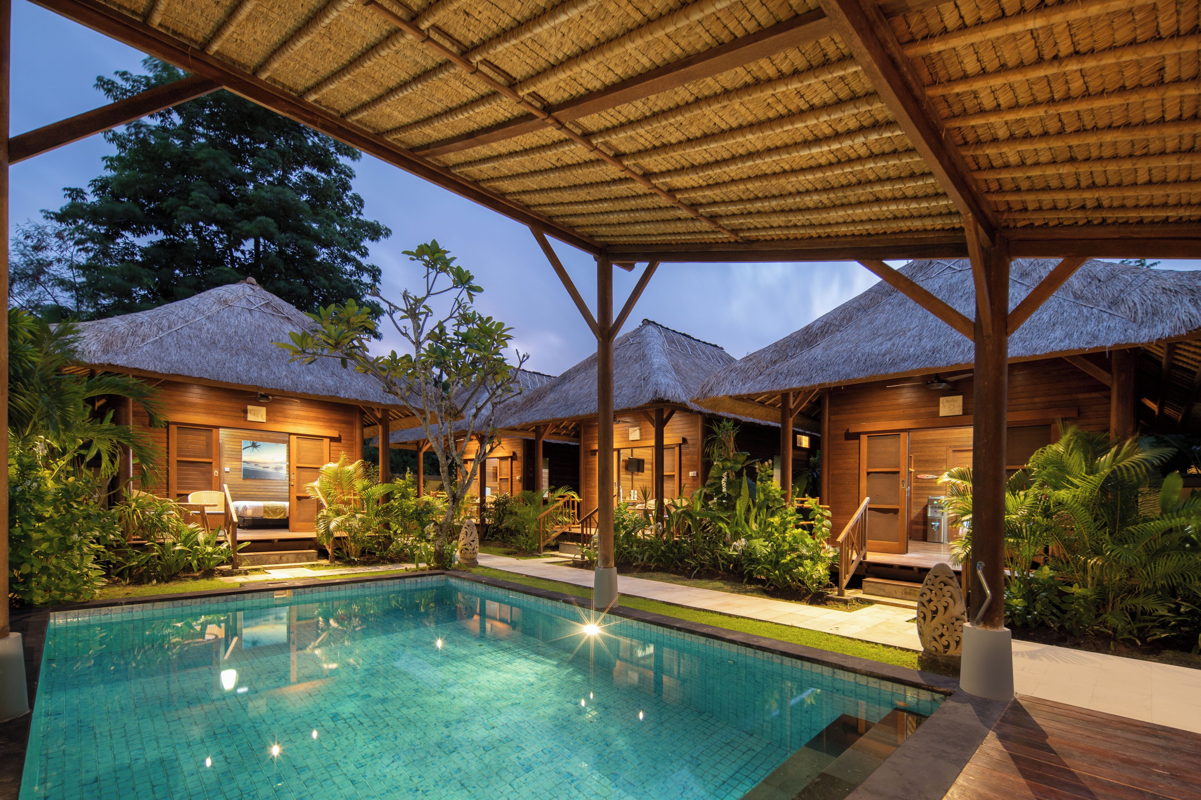 Una piscina al aire libre