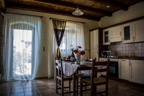 Villa, 2 slaapkamers, privézwembad, uitzicht op zee | Privékeuken | Een koelkast/vriezer, een magnetron, een oven, een kookplaat