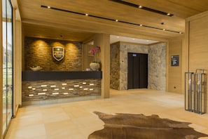 Reception - Apart-Hotel PURE Lermoos (Lermoos)