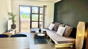 Comfort-pientalo, 1 makuuhuone, vuoristonäköala | Oleskelualue | 42–tuumainen LED-televisio, jossa satelliittikanavat