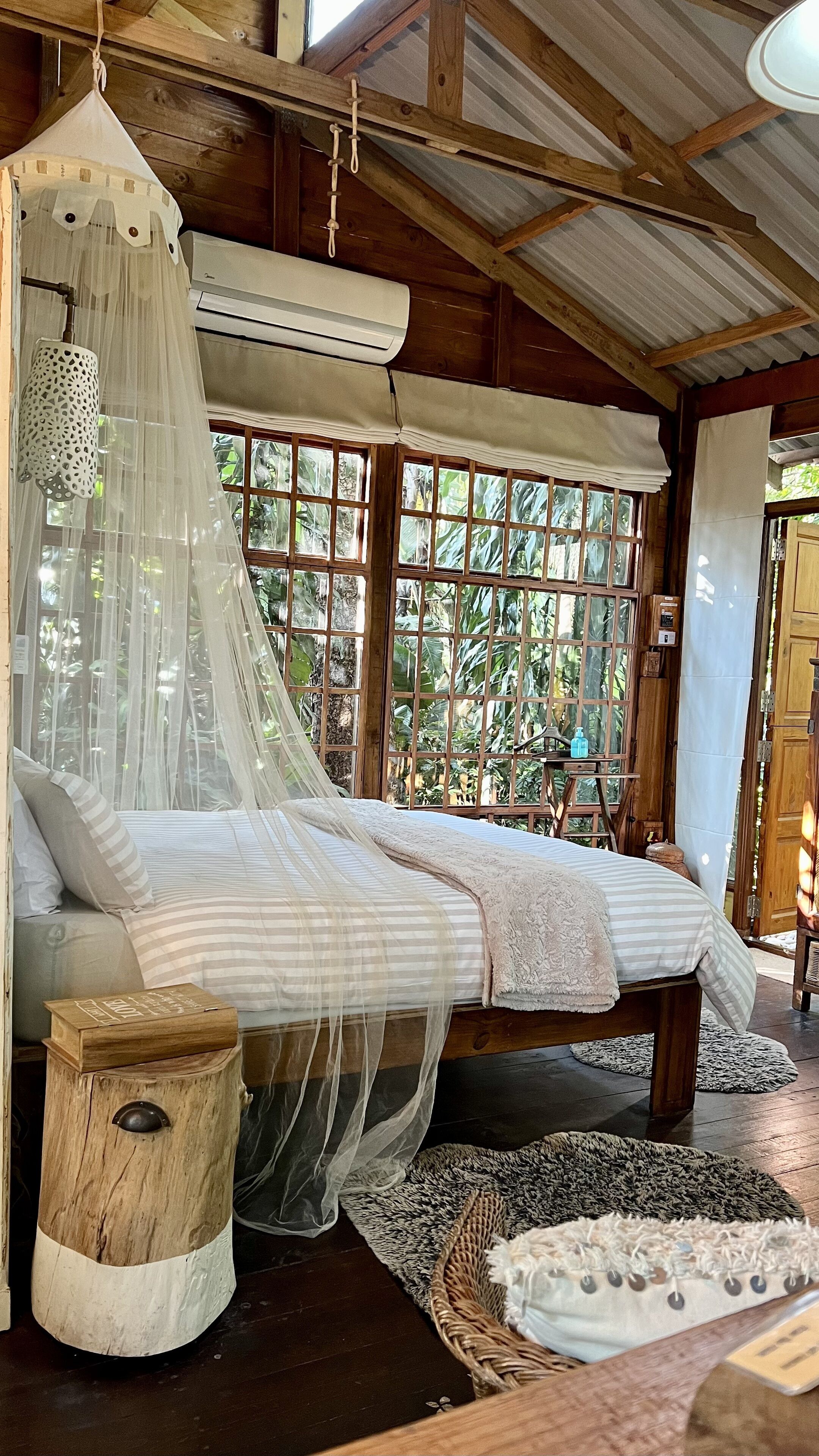 TREE HOUSE  | Decoración personalizada, muebles diferentes y escritorio 