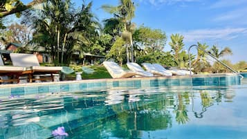 Piscine extérieure, parasols de plage, chaises longues