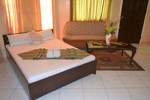 Suite | Desk, free WiFi