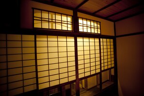 Traditional-Villa, Gartenblick (Japanese Style, Near Railway) | 2 Schlafzimmer, Schreibtisch, kostenloses WLAN