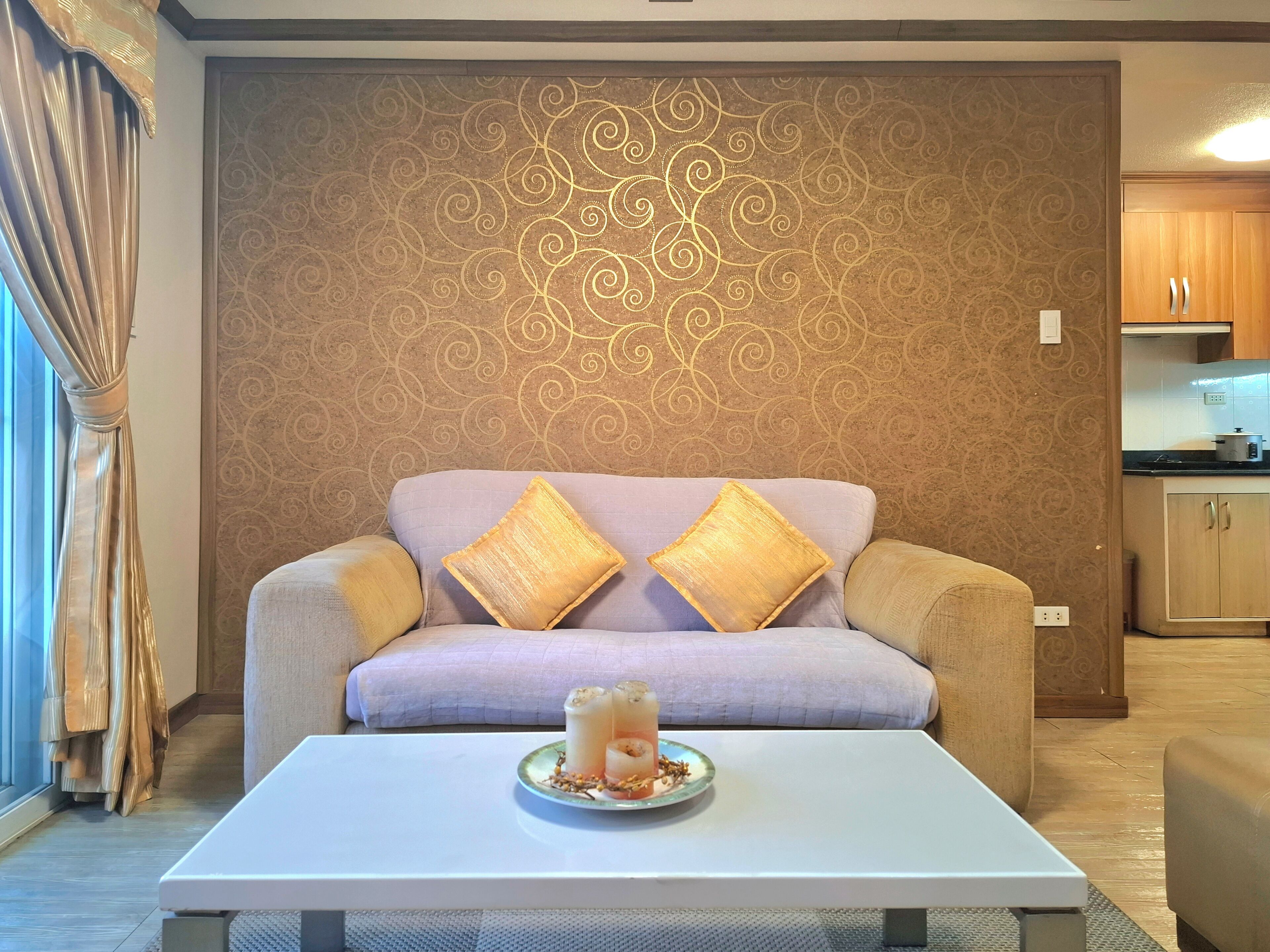 Ein Wohnzimmer mit einer Couch, einem Couchtisch und einer Wanddeko.