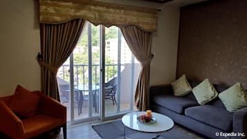 Íbúð - 2 svefnherbergi (Bonbel Condominium) | Stofa | 36-tommu flatskjársjónvarp með kapalrásum, sjónvarp, borðtennisborð.