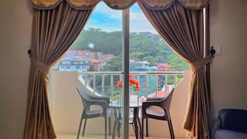 Íbúð - 2 svefnherbergi (Bonbel Condominium) | Verönd/útipallur