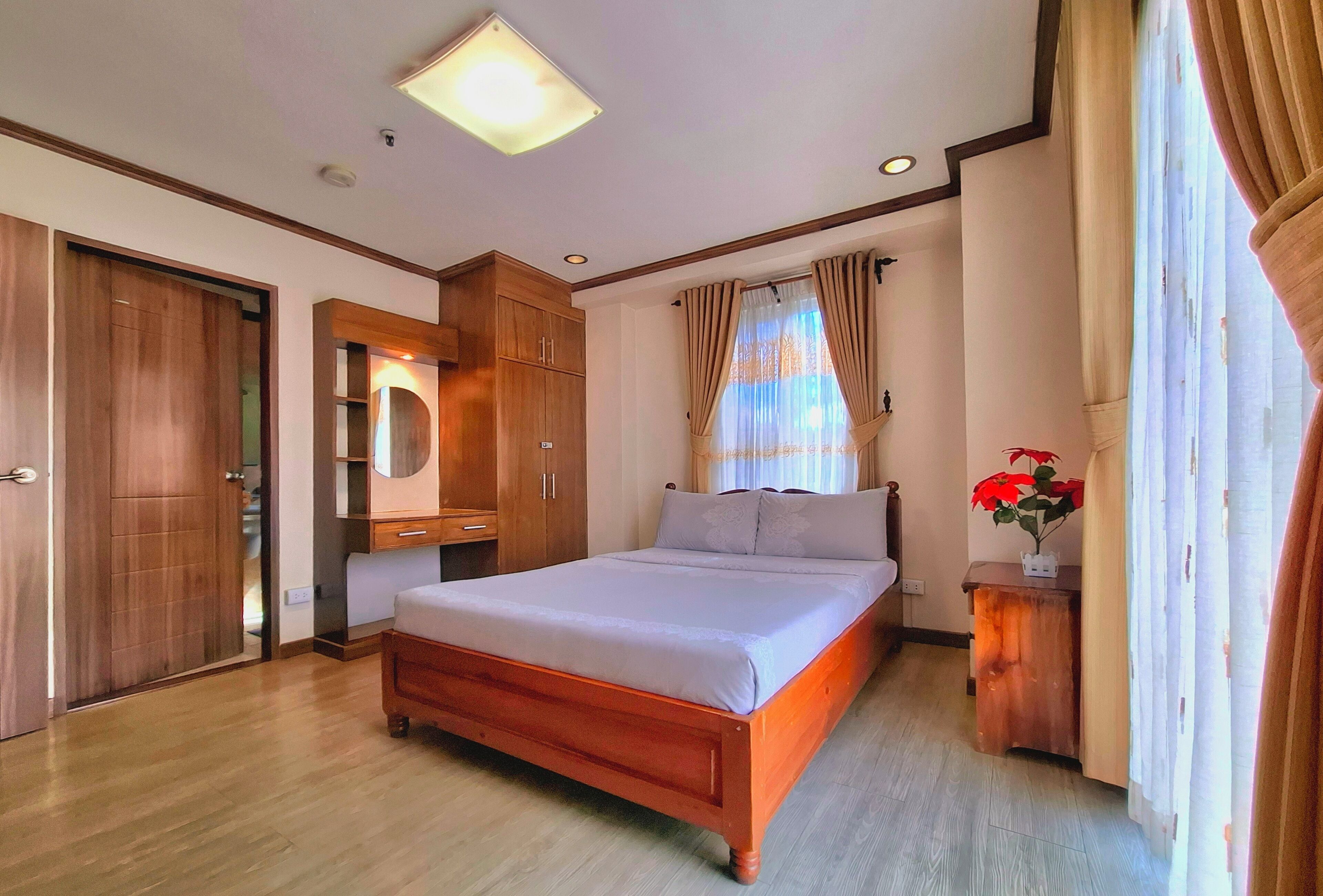 アパートメント 2 ベッドルーム (Bonbel Condominium) | 客室ごとに異なる装飾、客室ごとに異なるインテリア、デスク、アイロン / アイロン台