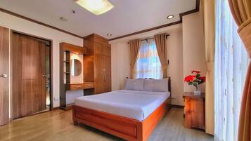 Íbúð - 2 svefnherbergi (Bonbel Condominium) | Sérhannaðar innréttingar, sérvalin húsgögn, skrifborð