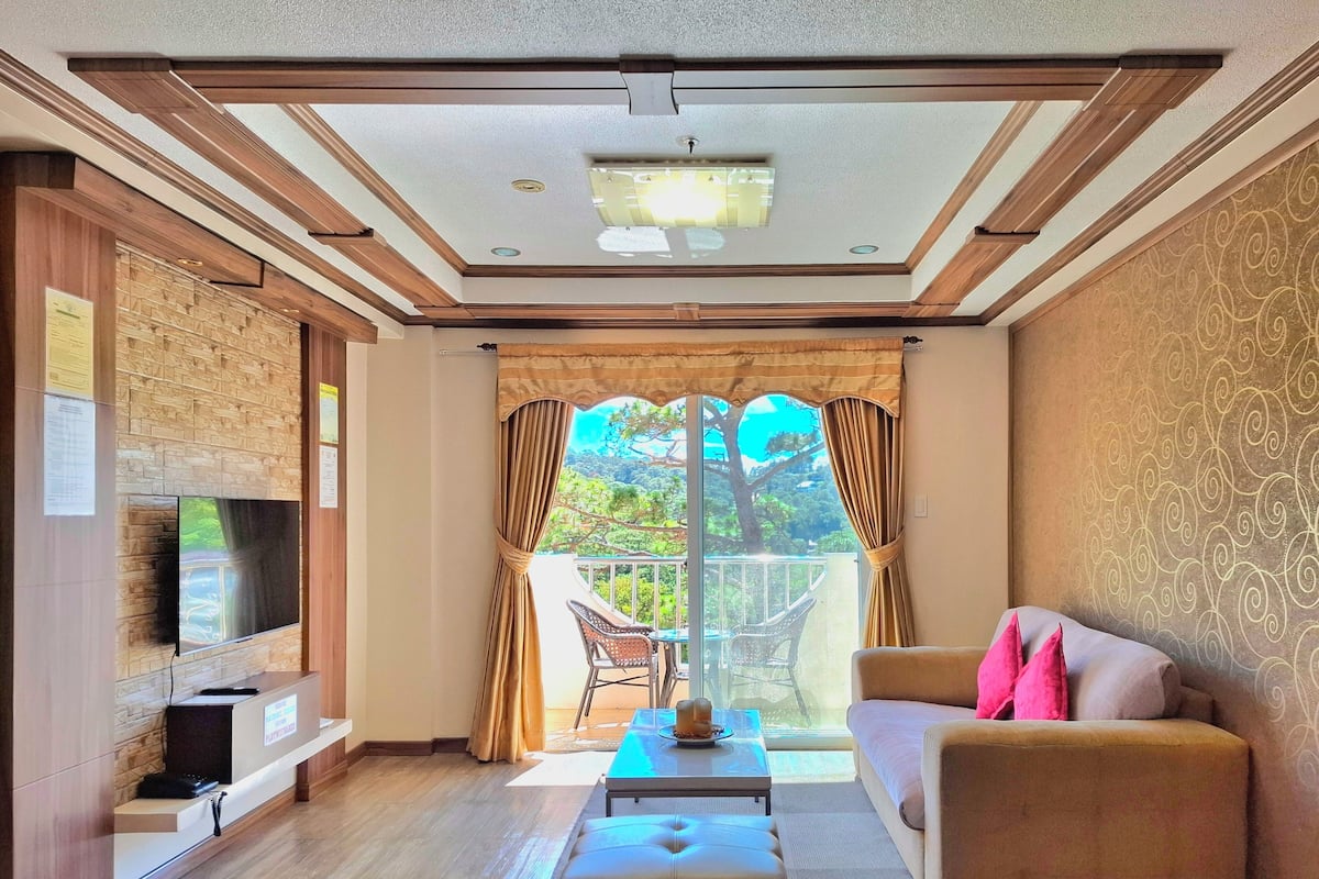 Departamento Deluxe, 1 habitación (Bonbel Condominium) | Área de sala de estar | Televisión de pantalla plana de 36 pulgadas con canales por cable