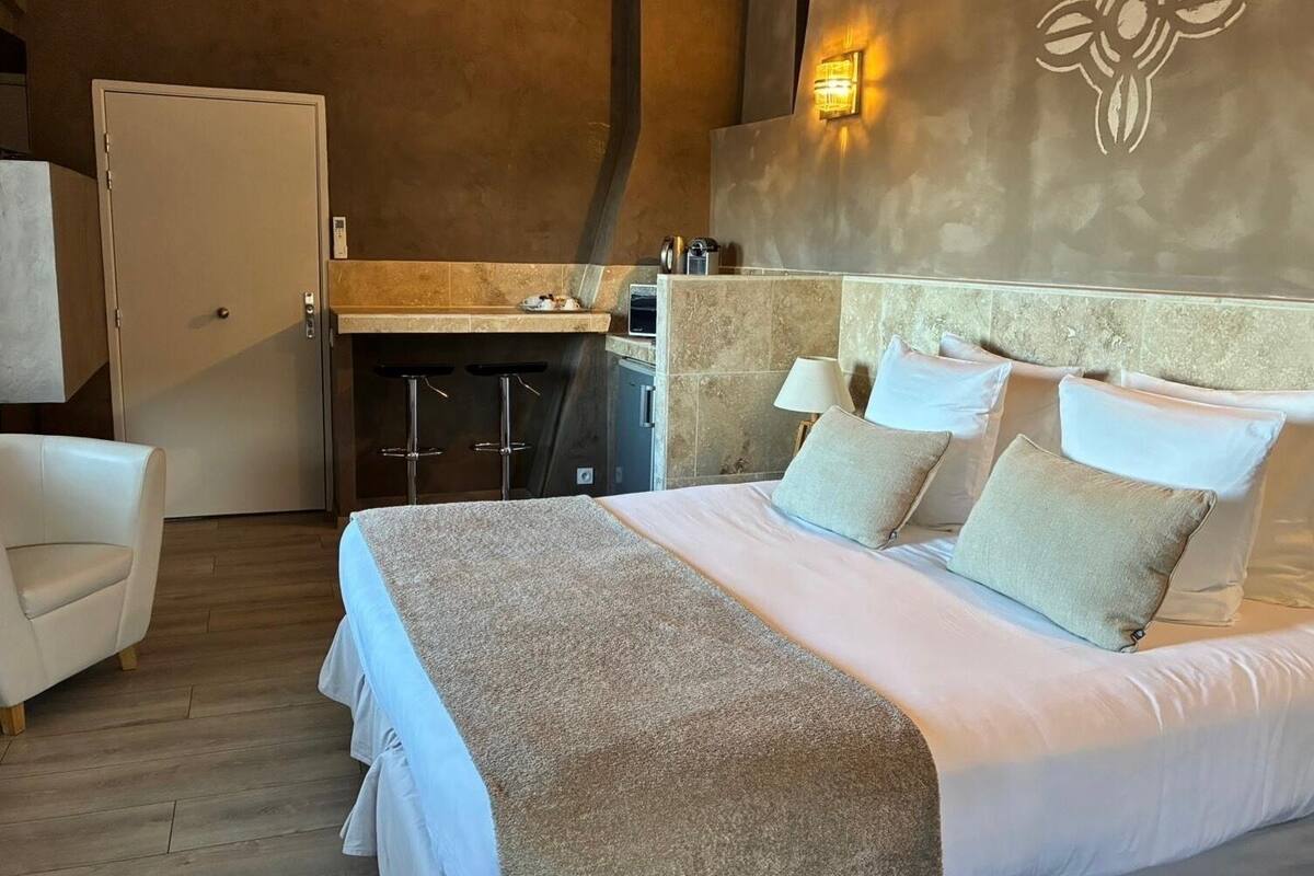 Ein Hotelzimmer mit Bett, Schreibtisch und Stuhl.