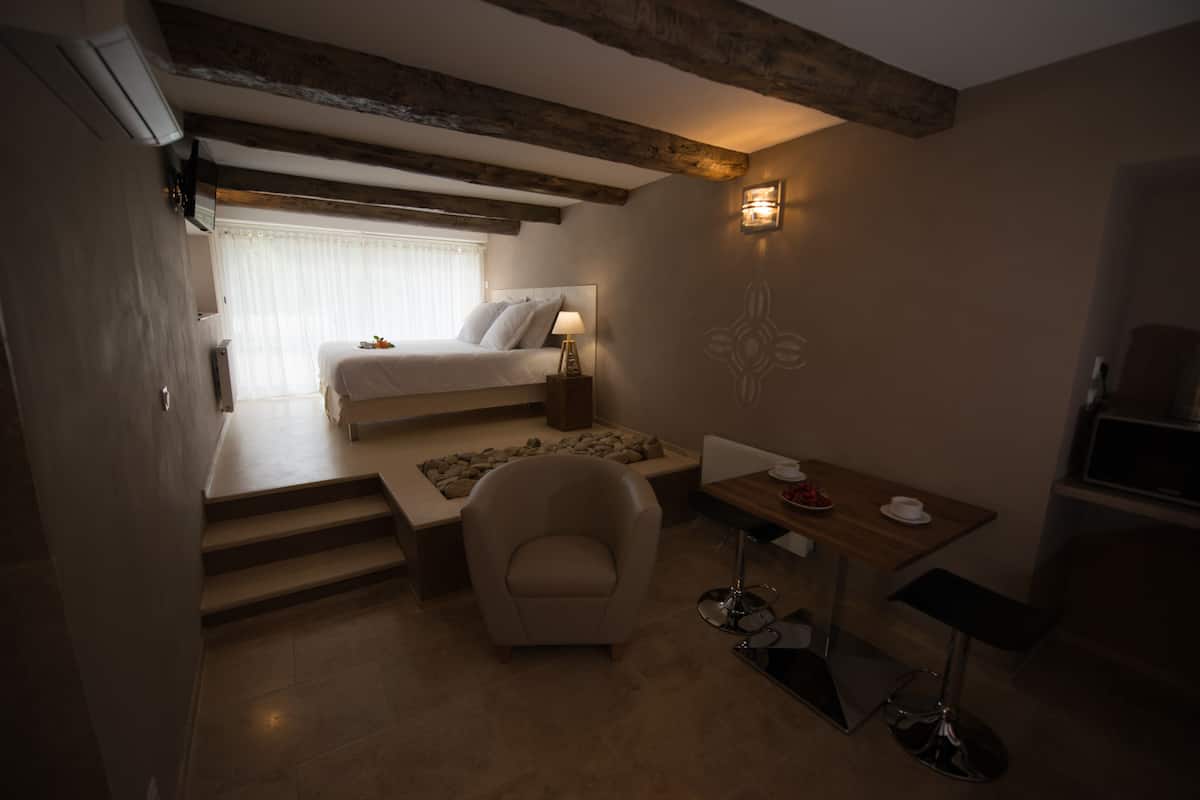 Suite Deluxe Eros Poli | Ropa de cama de alta calidad y caja de seguridad en la habitación