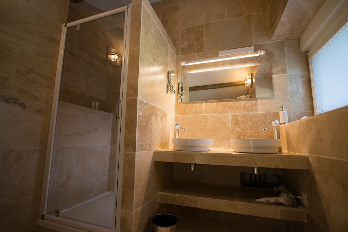 Ropa de cama de alta calidad y caja de seguridad en la habitación