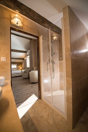 Suite Deluxe Richard Virenque | Salle de bain | Douche, douche cascade, séchoir à cheveux, serviettes fournies