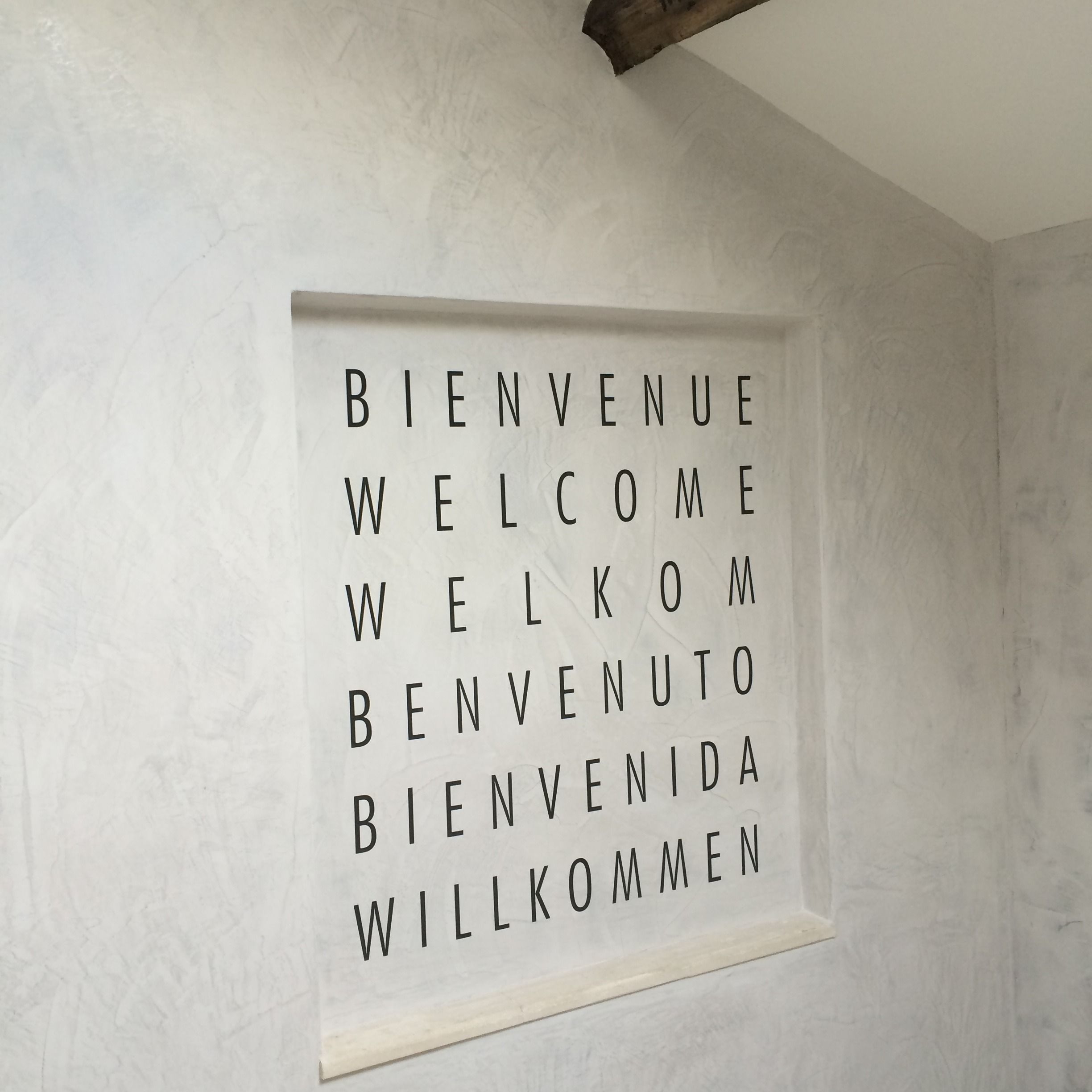 Ein Willkommensschild mit den Aufschriften 'BIENVENUE', 'WELCOME', 'WELKOM', 'BENVENUTO', 'BIENVENIDA' und 'WILLKOMMEN' in verschiedenen Sprachen.
