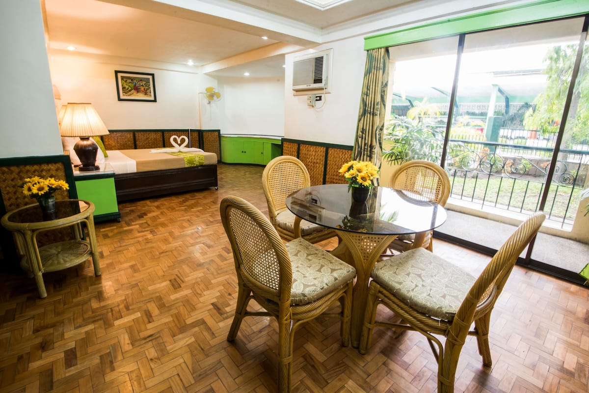 Presidential Suite | Desk, free WiFi, bed sheets
