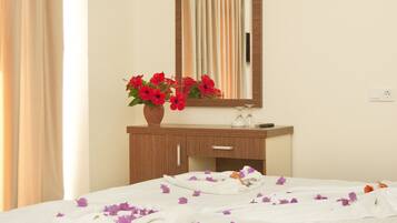 Hochwertige Bettwaren, Minibar, Schreibtisch, kostenloses WLAN